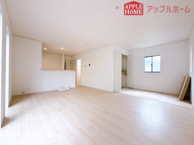 [新築住宅] 鶴ヶ島市藤金 第13 全2棟の居間・リビング|広々リビング×対面キッチンで家族の会話も弾みます♪家族団らんの秘訣は間取りにあり☆夢のマイホームを一緒に叶えましょう！