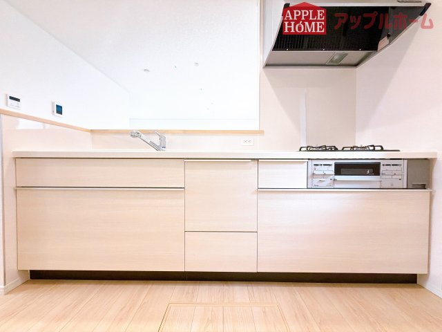 [新築住宅] 鶴ヶ島市藤金 第13 全2棟のキッチン|キッチンから部屋中が見守れるので、小さなお子様がいるご家庭でも安心です。シンプル×ナチュラルな温かい空間は、どんなスタイルの家具も合わせやすいお部屋です。