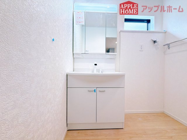 [新築住宅] 鶴ヶ島市藤金 第13 全2棟の独立洗面台|三面鏡付きの洗面化粧台ですので、たっぷりと収納いただけます。白を基調とした清潔感のある快適空間です。毎日の身支度も気持ち良くお使い頂けます！！