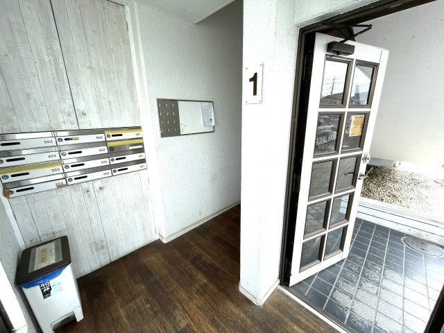 ロイヤル早野マンションのエントランス