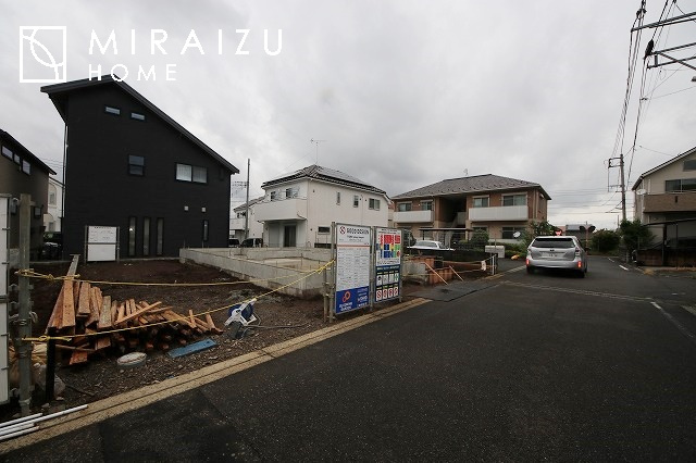 【外観】 | 青く澄み渡った綺麗な空と、陽の光をたっぷりと受ける、そんな新築住宅で新生活をスタートしてみませんか？見学・ご相談等、ミライズホーム(株)までお気軽にご連絡下さい♪