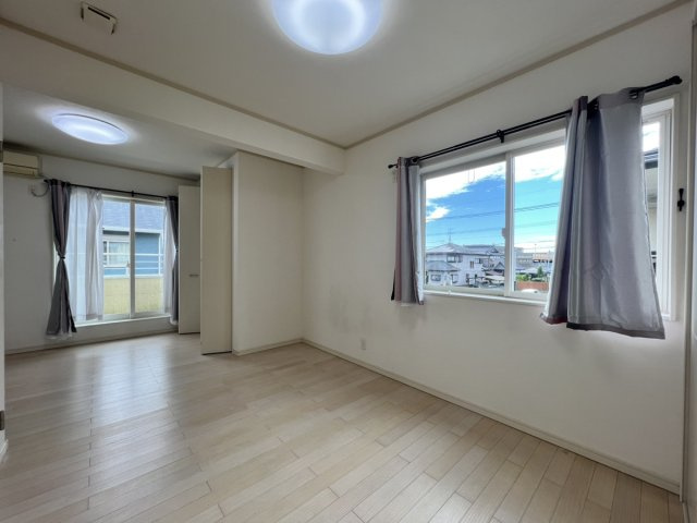 築添町戸建の洋室
