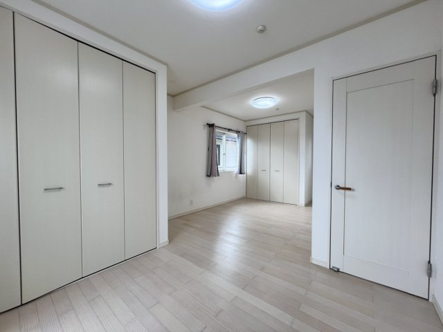 築添町戸建の洋室