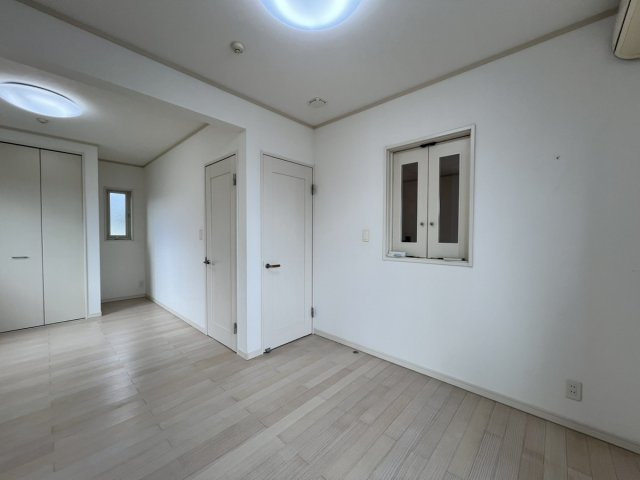 築添町戸建の洋室