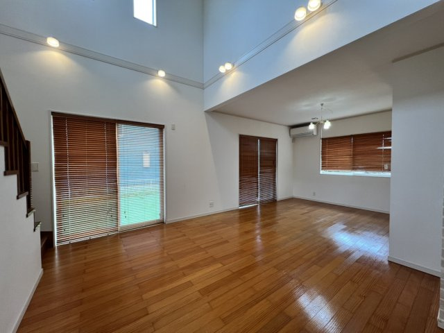 築添町戸建の居間・リビング