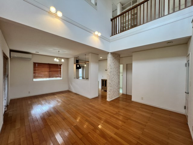 築添町戸建の居間・リビング