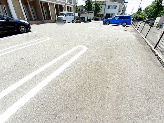 リバーサイド三城の駐車場