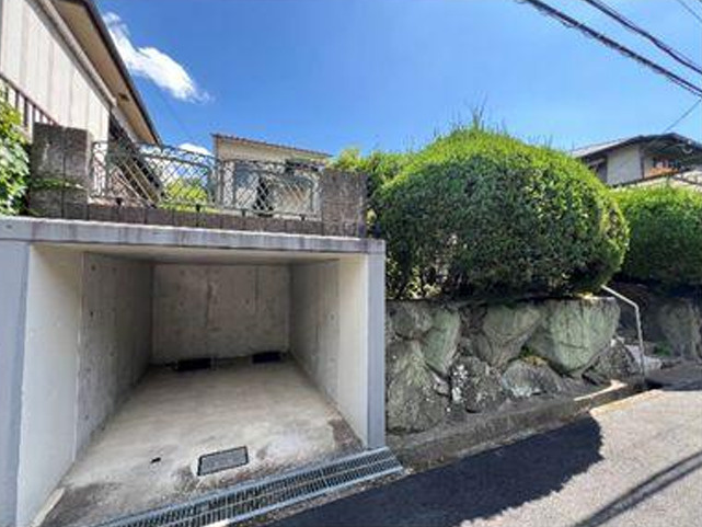 星田山手4丁目　中古一戸建ての駐車場|■物件内覧・資金計画相談・住宅ローン相談、リフォーム相談、お問合せ受付中■
※当日・翌日のご内覧、ご相談はお電話でのお問合せがスムーズです！