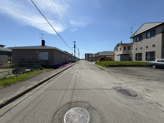 北見市北進町３丁目８番３、８番９　売地の前面道路含む現地写真