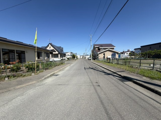 北見市北進町３丁目８番３、８番９　売地の前面道路含む現地写真