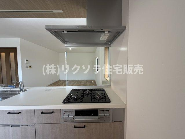 都丘町　中古一戸建てのキッチン|ビルトイン3口コンロ
■物件内覧・資金計画相談・住宅ローン相談、リフォーム相談、お問合せ受付中■
※当日・翌日のご内覧、ご相談はお電話でのお問合せがスムーズです！