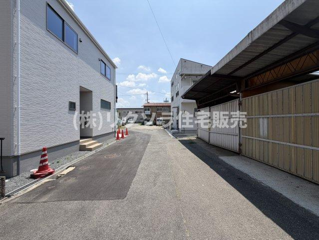 都丘町　中古一戸建ての前面道路含む現地写真|前道　西　幅員4.0ｍ
■物件内覧・資金計画相談・住宅ローン相談、リフォーム相談、お問合せ受付中■
※当日・翌日のご内覧、ご相談はお電話でのお問合せがスムーズです！