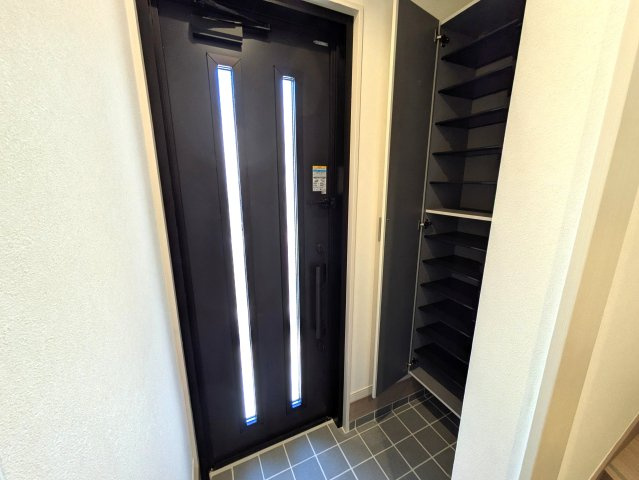 中央１－１戸建の玄関