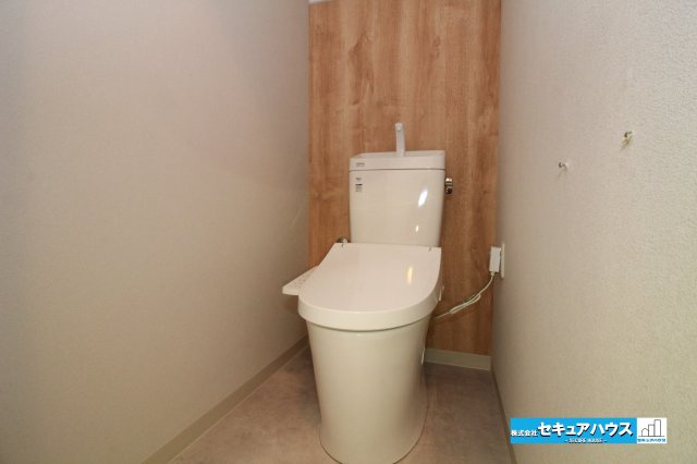 グランドメゾン八事裏山のトイレ|【高機能トイレ】
◆高機能トイレの多くは便器のフタの開閉が自動であり、使用後に手動で水を流す面倒もなく非常に便利です。スタイリッシュな見た目で、お掃除しやすく、節水効果が高いです。　　　　　　　　　　