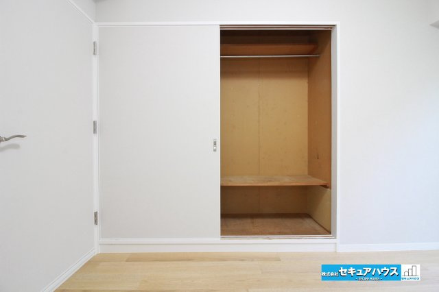 グランドメゾン八事裏山の収納|【洋室4.7帖　収納の様子】
◆ハンガーパイプにはお洋服をかけることができ、下棚部分にはカバンや帽子などを収納ボックスを使えばすっきりと片付けることができます。　　　　　　　　　　　　　　　　　　　　