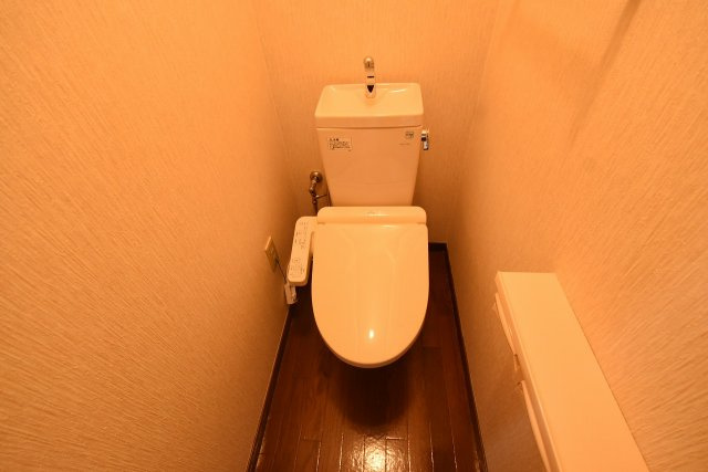 温水洗浄便座付きのトイレです♪