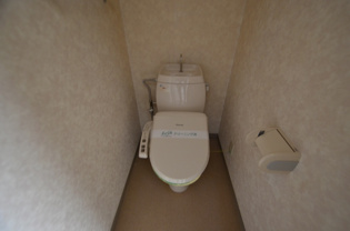 温水洗浄便座付きのトイレです♪