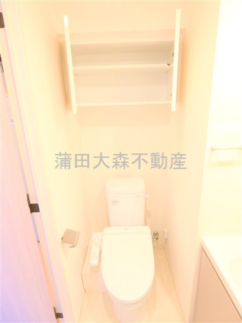 パークアクシス東蒲田 のトイレ|吊戸棚と温水洗浄便座付きのトイレ　