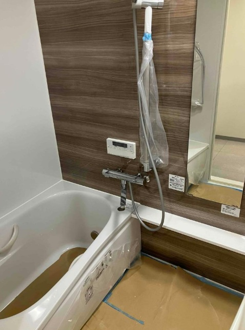 南茨木駅前ハイタウン駅前H棟の浴室|壁面にアクセントクロスを採用した浴室で、毎日の入浴が特別な時間に。デザイン性と機能性を兼ね備えた、おしゃれで居心地の良い空間です。