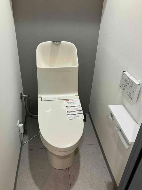 南茨木駅前ハイタウン駅前H棟のトイレ|お掃除もラクでいつでも清潔。温水洗浄便座付きのトイレで、毎日の「ちょっとした快適」をプラス。家族みんなが使いやすい設備が整っています。