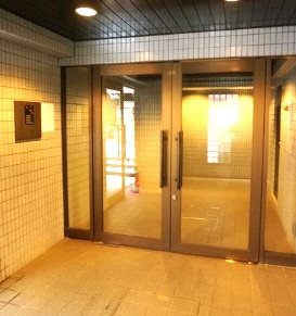 調布市国領町１丁目の賃貸マンションのエントランス