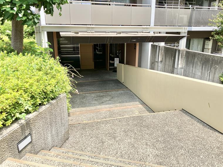 ローレルスクエア港南台Ｃ棟のエントランス