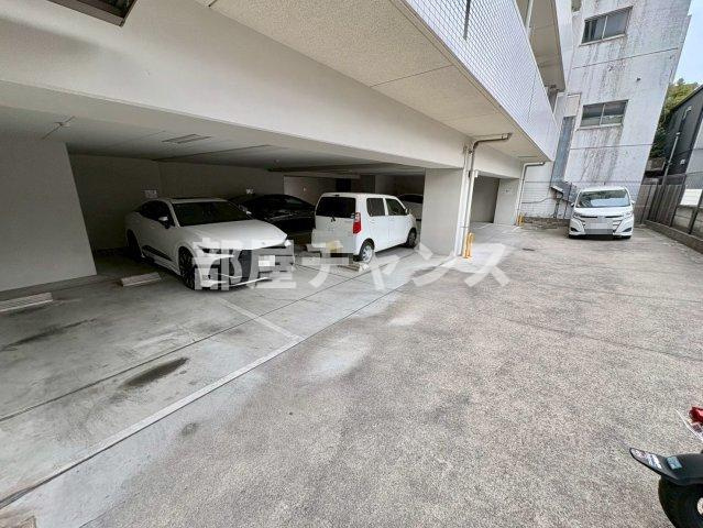 フォレシティ新栄の駐車場