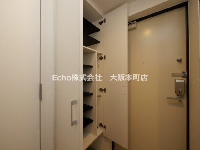 コンフォリア・リヴ淡路町一丁目の玄関