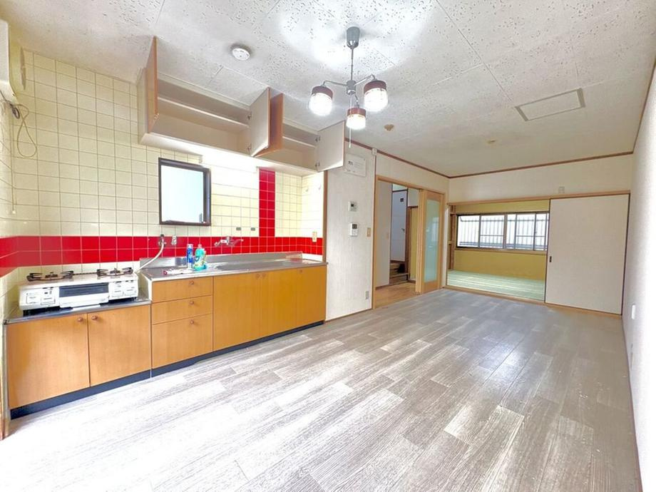 南郷町　中古一戸建ての居間・リビング|LDK10.3帖
■物件内覧・資金計画相談・住宅ローン相談、リフォーム相談、お問合せ受付中■
※当日・翌日のご内覧、ご相談はお電話でのお問合せがスムーズです！