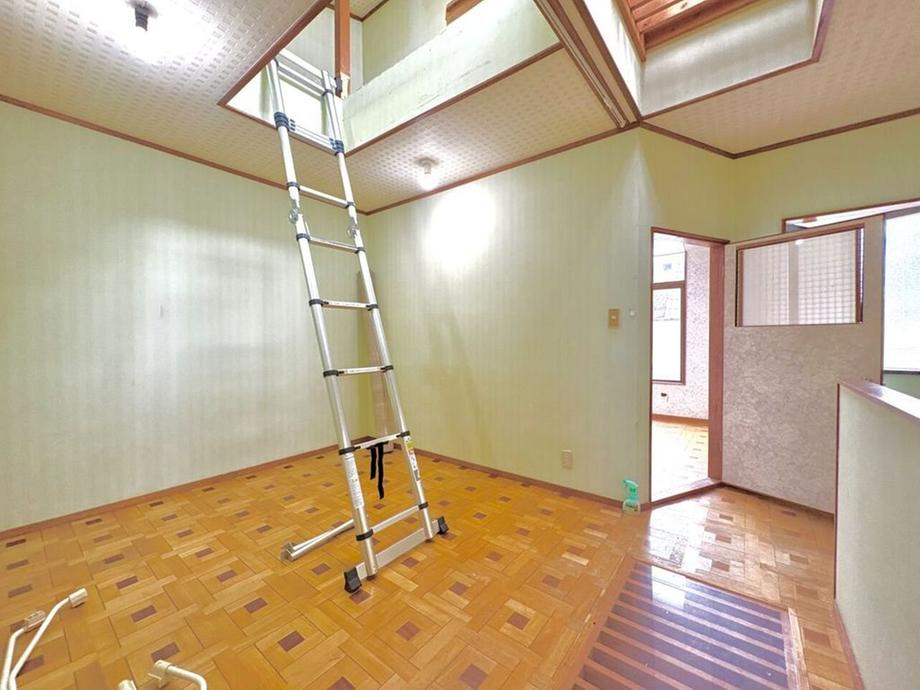 南郷町　中古一戸建ての内装|洋室6.1帖　屋根裏収納
■物件内覧・資金計画相談・住宅ローン相談、リフォーム相談、お問合せ受付中■
※当日・翌日のご内覧、ご相談はお電話でのお問合せがスムーズです！