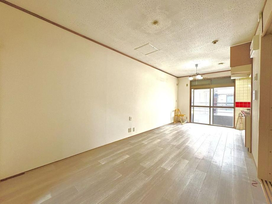 南郷町　中古一戸建ての居間・リビング|LDK10.3帖
■物件内覧・資金計画相談・住宅ローン相談、リフォーム相談、お問合せ受付中■
※当日・翌日のご内覧、ご相談はお電話でのお問合せがスムーズです！