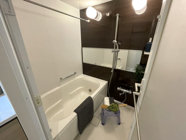 ホント、標準的なマンション！こう言う言い方だとマイナスに捉えらえるかもしれませんが、ノンノン！逆でっせ！いわゆる普通が一番なんすよ！な、『ライオンズマンション横浜常盤台』リノベーションの浴室|日々の疲れを癒すお風呂付です
