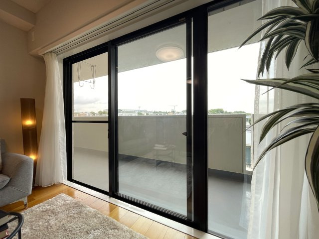 ホント、標準的なマンション！こう言う言い方だとマイナスに捉えらえるかもしれませんが、ノンノン！逆でっせ！いわゆる普通が一番なんすよ！な、『ライオンズマンション横浜常盤台』リノベーションのバルコニー|広々としたバルコニーです