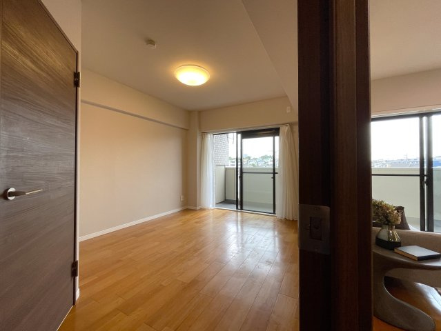 ホント、標準的なマンション！こう言う言い方だとマイナスに捉えらえるかもしれませんが、ノンノン！逆でっせ！いわゆる普通が一番なんすよ！な、『ライオンズマンション横浜常盤台』リノベーションの居間・リビング|おしゃれなリビングです