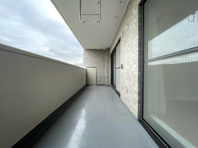 ホント、標準的なマンション！こう言う言い方だとマイナスに捉えらえるかもしれませんが、ノンノン！逆でっせ！いわゆる普通が一番なんすよ！な、『ライオンズマンション横浜常盤台』リノベーションのバルコニー|落ち着いた時間を過ごせるバルコニーです