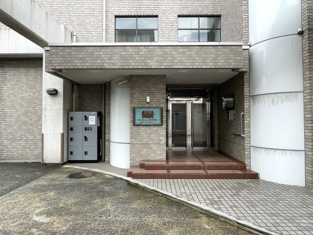 ホント、標準的なマンション！こう言う言い方だとマイナスに捉えらえるかもしれませんが、ノンノン！逆でっせ！いわゆる普通が一番なんすよ！な、『ライオンズマンション横浜常盤台』リノベーションのエントランス|清潔なエントランスです