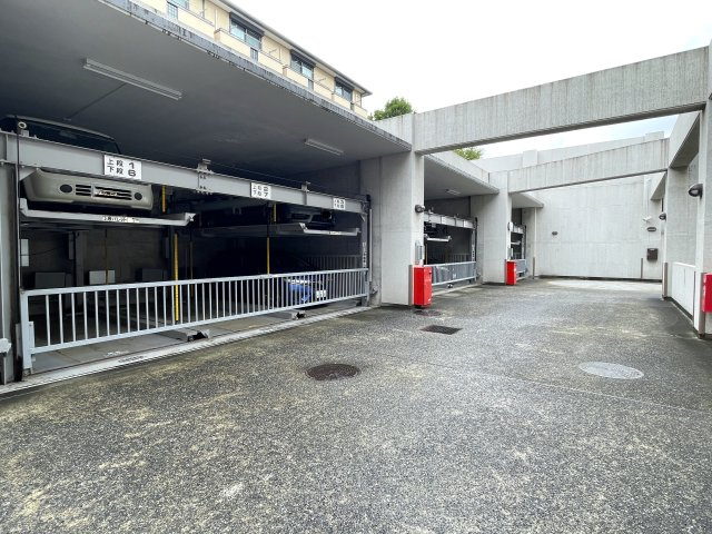 ホント、標準的なマンション！こう言う言い方だとマイナスに捉えらえるかもしれませんが、ノンノン！逆でっせ！いわゆる普通が一番なんすよ！な、『ライオンズマンション横浜常盤台』リノベーションの駐車場|駐車場に車を止められます