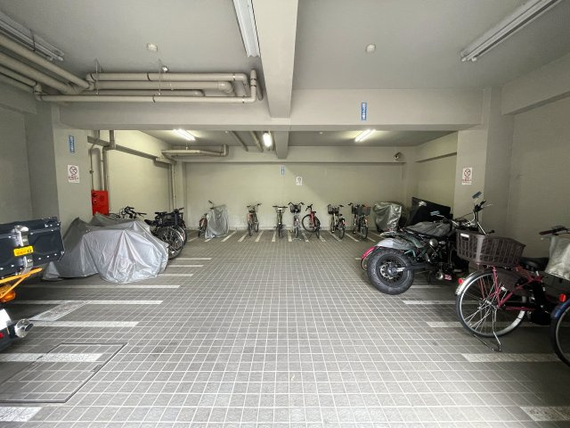 ホント、標準的なマンション！こう言う言い方だとマイナスに捉えらえるかもしれませんが、ノンノン！逆でっせ！いわゆる普通が一番なんすよ！な、『ライオンズマンション横浜常盤台』リノベーションの駐輪場