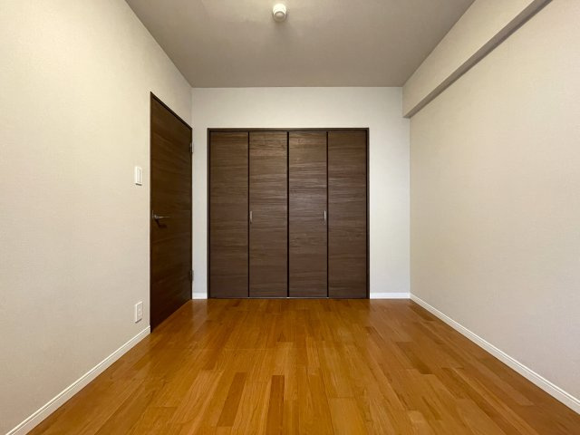 ホント、標準的なマンション！こう言う言い方だとマイナスに捉えらえるかもしれませんが、ノンノン！逆でっせ！いわゆる普通が一番なんすよ！な、『ライオンズマンション横浜常盤台』リノベーションの洋室|きれいな洋室です