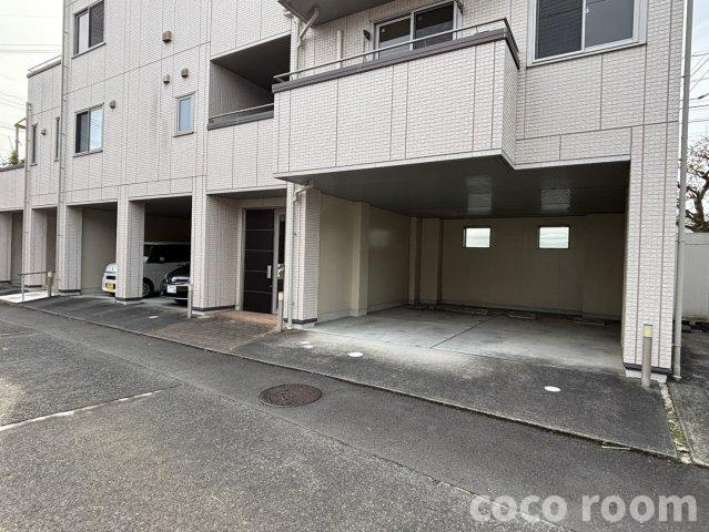 エルミタージュYの駐車場