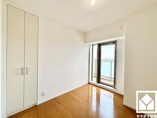 ルネ西宮仁川の子供部屋|約5帖の洋室です。バルコニーにつながるテラスドア付きの開放的なお部屋で、通風・陽当たり良好。