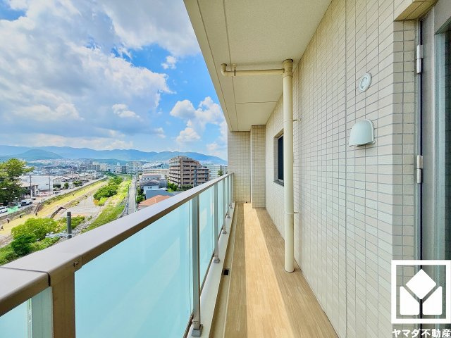 ルネ西宮仁川のバルコニー|南西側バルコニーです。南東向き・南西向きの2面バルコニーで陽当たり、風通し良好。バルコニーが2か所ございますので、お洗濯物をたっぷりと干す事ができます。