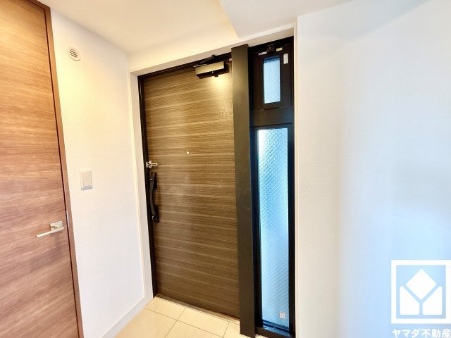 ルネ西宮仁川の玄関|袖の窓から光が差し込み、外出時にも帰宅時にも、明るい気持ちになれる玄関です。
