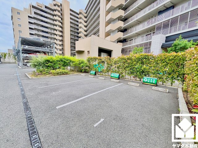ルネ西宮仁川の駐車場|敷地内に駐車場を設置（月額8500円～11000円）。空き状況等の詳細は弊社スタッフまでお気軽にお問い合わせください。来客用駐車場も3台分用意されており、ご友人やお客様も訪れやすい環境です。