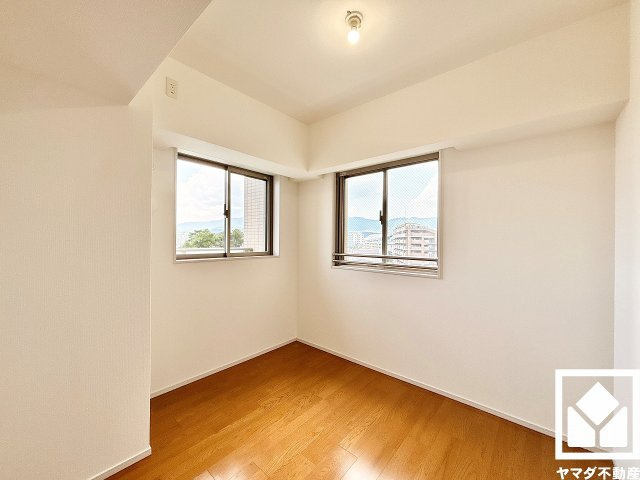 ルネ西宮仁川の洋室|約5.6帖の洋室です。2面採光の窓から明るい陽光がたっぷり差し込む、心地よい生活空間です。