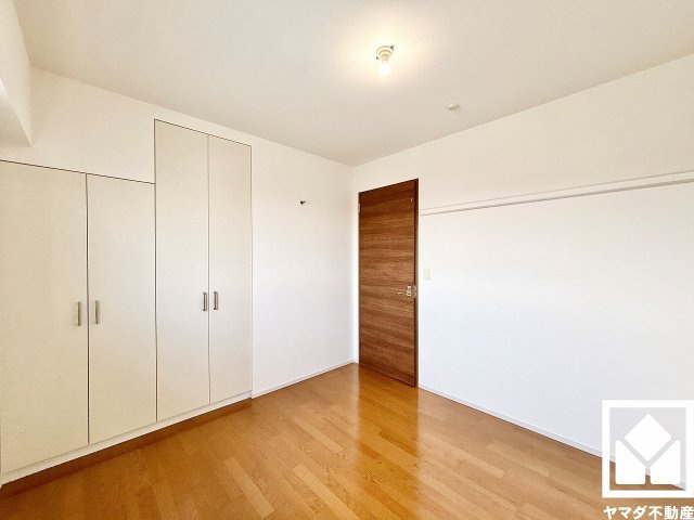 ルネ西宮仁川の寝室|約6帖の洋室です。おしゃれなインテリアが映える明るい洋室で、リラックスしたひとときを過ごせます。