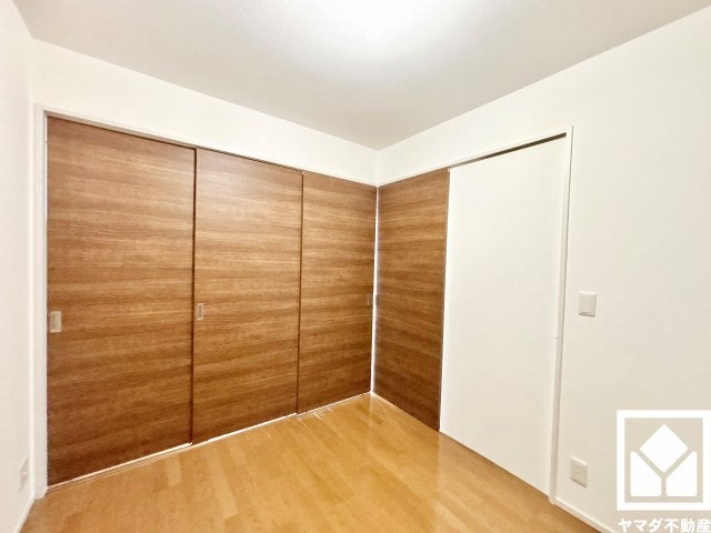 ルネ西宮仁川の洋室|約4.5帖の洋室です。リビングに隣接する引き戸のお部屋で、一体利用も可能です。