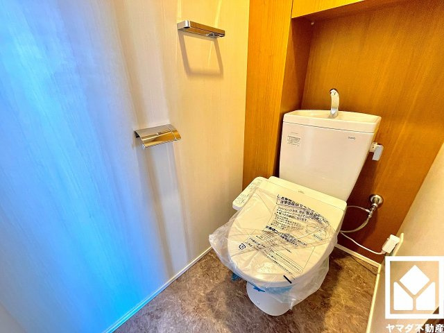 ルネ西宮仁川のトイレ|明るく清潔感溢れるトイレです。トイレットペーパーのストックや消耗品置き場などとしてお使いいただける吊戸棚がございます。