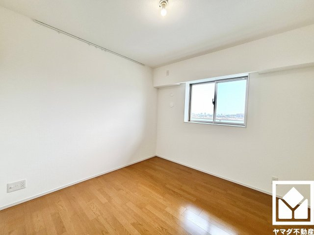 ルネ西宮仁川の寝室|約6帖の洋室です。全居室フローリングでお掃除ラクラクです。