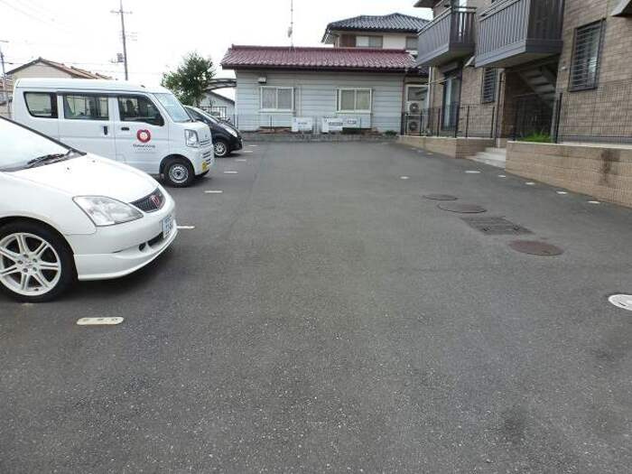 クレール西原の駐車場